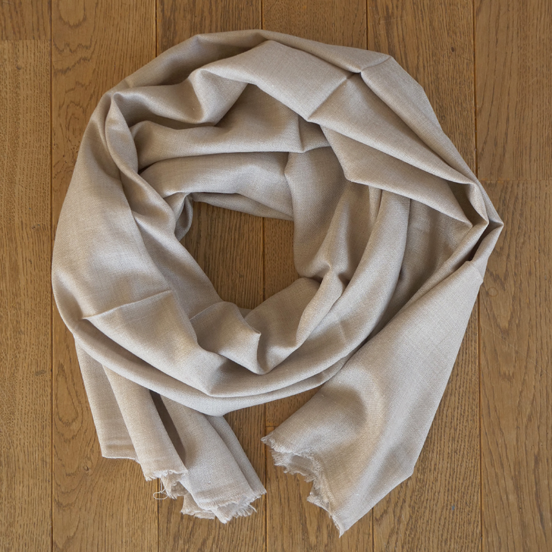 Châle en laine fine - gris clair – Image 2